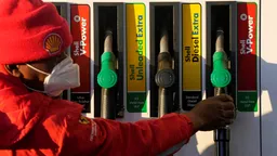 Цена нефти Brent опустилась ниже $82 за баррель впервые с начала марта