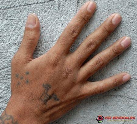 Hand mit auge tattoo bedeutung