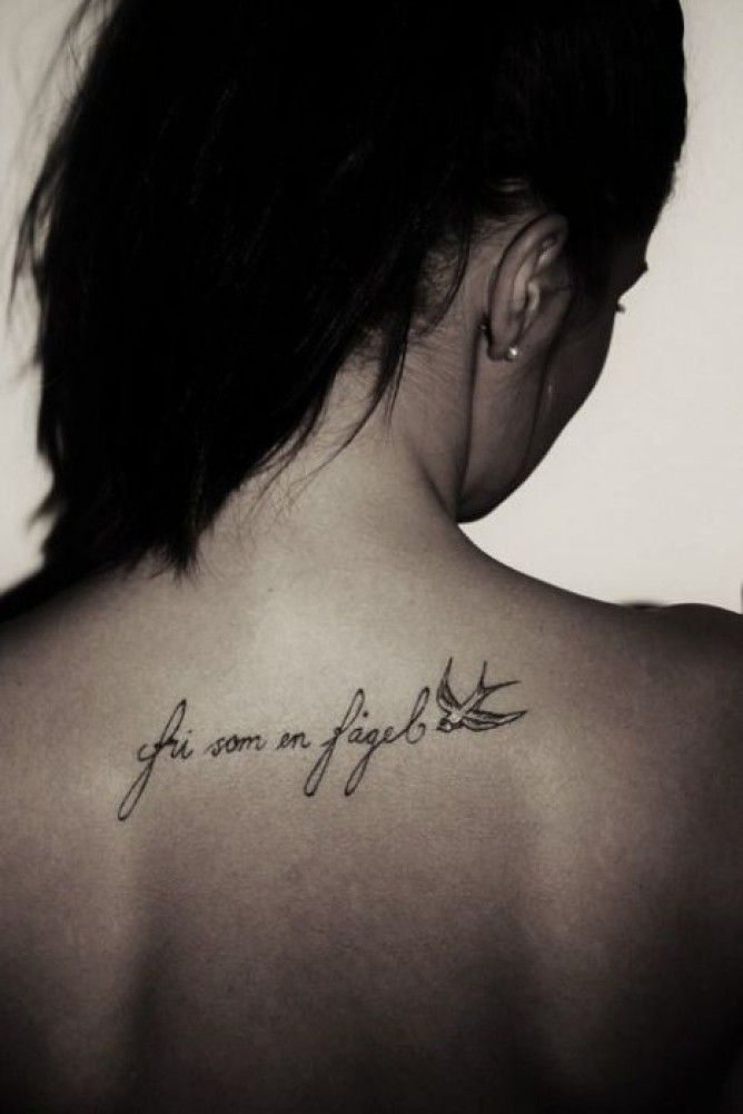 Надпись на спине женские. Татуировки надписи. Тату надпись на спине. Татуировки для девушек на спине надписи. Тату надписи для девушек.