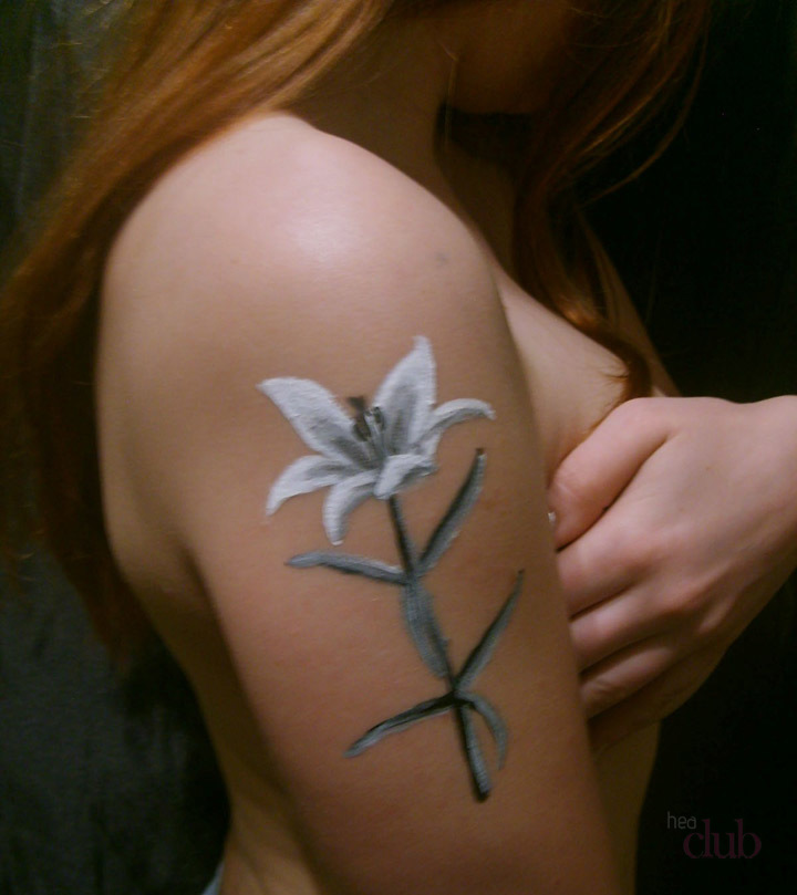 Клеймо лилия на плече во франции. Татуировки лилии для девушки. Тату в виде лилии. Тату белые лилии. Белые Татуировки для девушек.